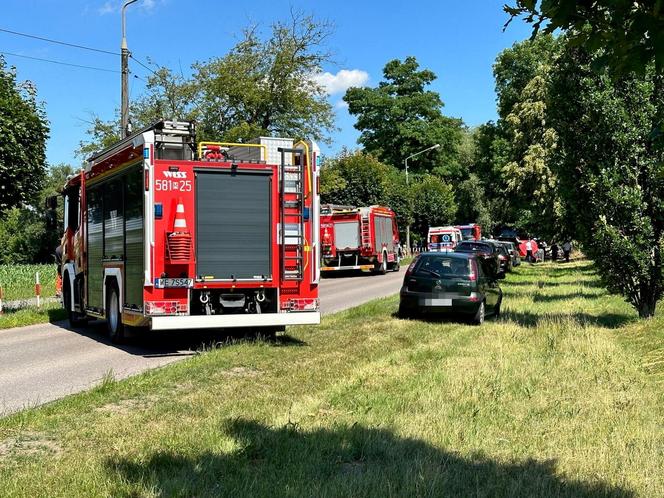 Emeryci wracali z pogrzebu, uderzyli w drzewo przy cmentarzu. Nie żyje jedna osoba