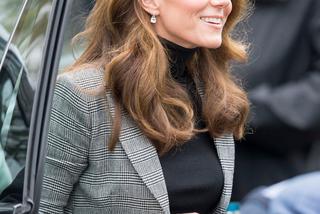 Księżna Kate Middleton w czarnym komplecie
