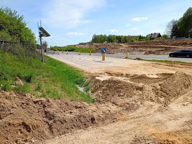 Wybudowanie nowego, dłuższego o 25 metrów wiaduktu, ma umożliwić poprowadzenie po nim dwóch jezdni autostrady A2 wraz z drogami serwisowymi.