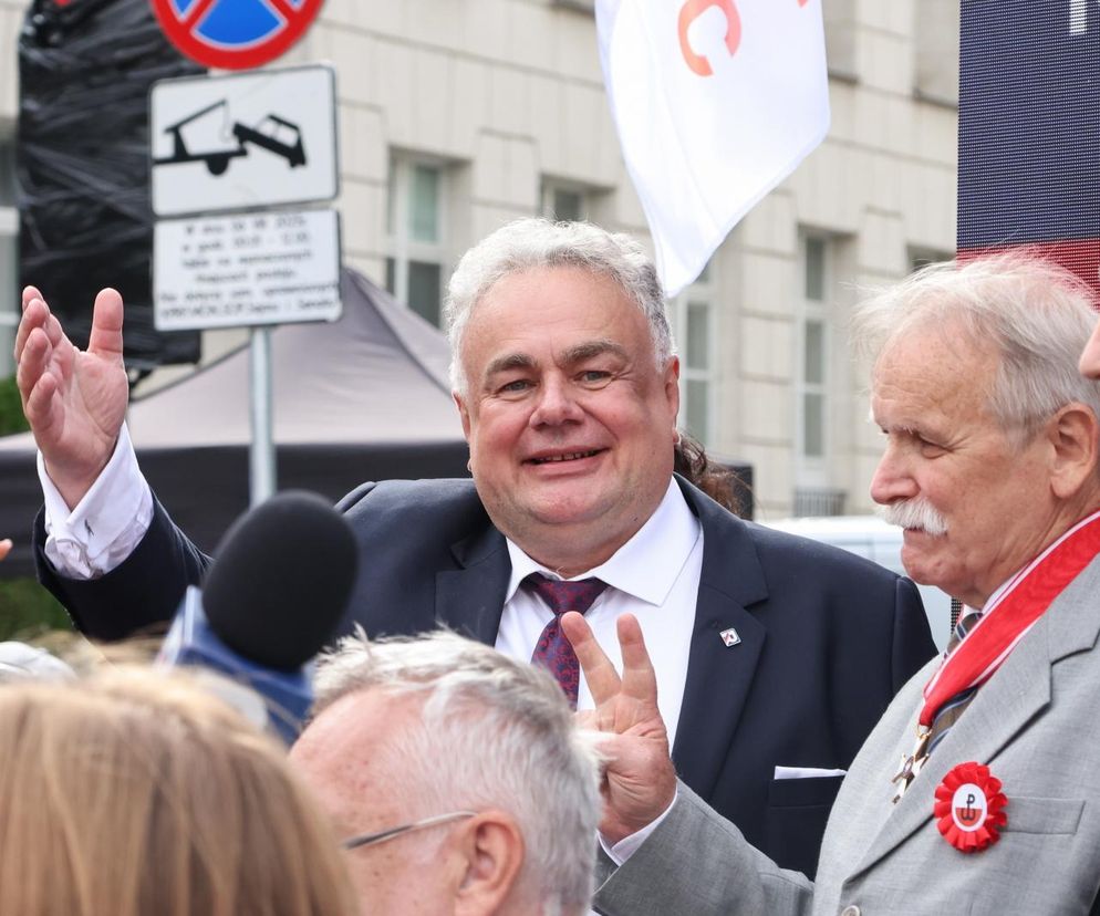 Tomasz Sakiewicz przed Sejmem wśród zwolenników Karola Nawrockiego