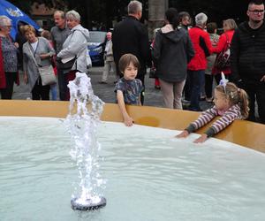 Rynek w Ćmielowie z dużymi filiżankami. Było huczne otwarcie