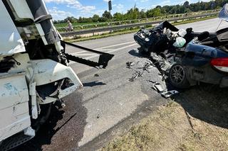 Wypadek w Elżbietowie. Tir roztrzaskał osobówkę. W tym samym miejscu zginęło troje dzieci i ich mamy