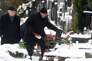 JAROSŁAW KACZYŃSKI NA GROBIE MATKI