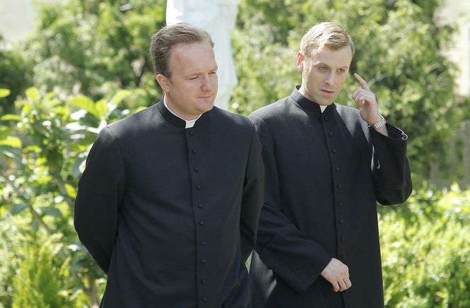 Ranczo. Ksiądz Robert (Bartek Kasprzykowski), ksiądz Maciej (Mateusz Rusin)