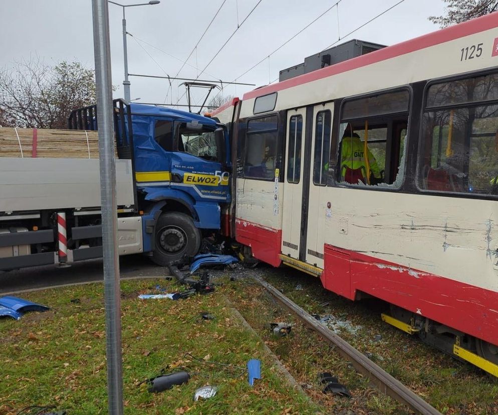 Kolizja ciężarówki z tramwajem w Gdańsku! Wprowadzono komunikację zastępczą