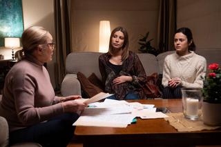 M jak miłość, odcinek 1802: Kasia (Paulina Lasota), Justyna (Magdalena Wieczorek), kierowniczka (Teresa Stępień Nowicka)