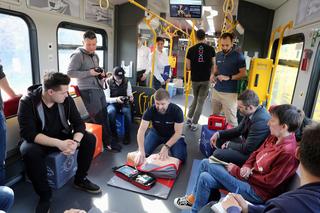 Defibrylator w Szybkiej Kolei Miejskiej ratuje życie pasażerów 