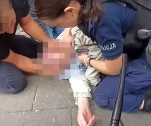 Policjantka ratowała życie 89-latkowi, policjant pobiegł po karetkę. Jest film z tej akcji w Toruniu