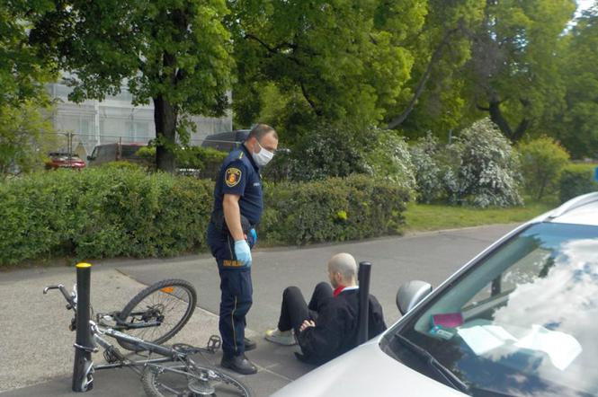 Strażnicy uratowali rowerzystę