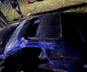 Próbował zapalić papierosa za kierownicą. Auto wylądowało w rowie