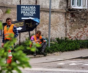 Tak wyglądają roboty drogowe w Ostródzie. Telefon zamiast łopaty. Ekipa rodem z memów