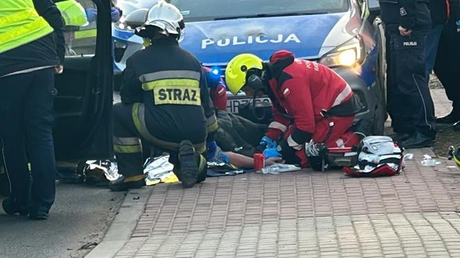 Nieoznakowany radiowóz potrącił 20-latka na hulajnodze. Na miejscu lądował śmigłowiec