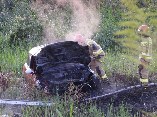 Mini Cooper w ogniu! Kierowca osobówki utknął w błocie i spalił auto