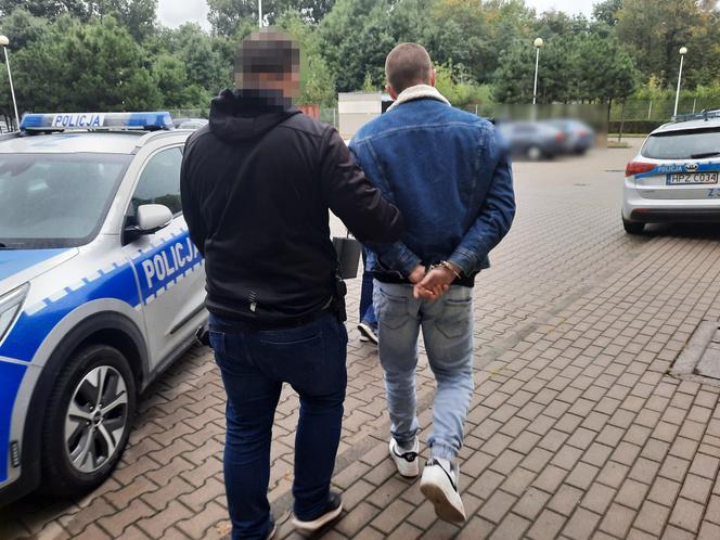 Groza na Pradze-Północ. Agresywny 18-latek groził nożem uczennicy pod szkołą!