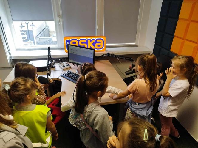 Dzieci ze Szkoły Podstawowej z Oddziałami Przedszkolnymi nr 31 w Białymstoku odwiedziły Radio Eska Białystok
