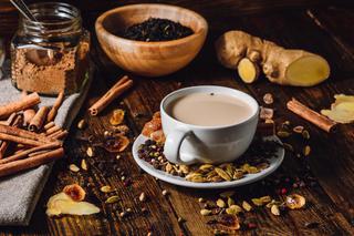 Herbata na mleku z cynamonem i kardamonem [przepis]