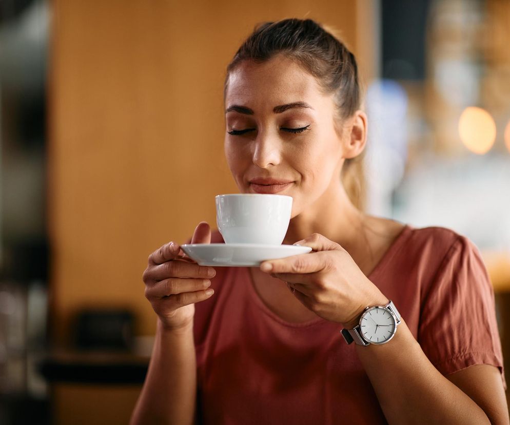 Uważaj, co wlewasz do szklanki. Te napoje sprawiają, że wyglądasz na starszą