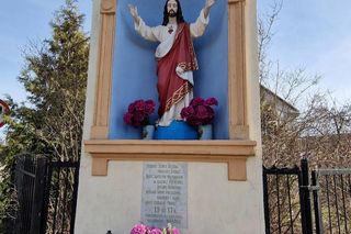 Zburzyli 100-letnią kapliczkę, bo budują drogę. Skandal pod Radzyminem, mieszkańcy w furii