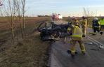  Osobówka huknęła w autobus. Jedna osoba nie żyje, 5 osób rannych, wśród nich dzieci