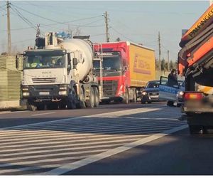 Kabel zawisł nad droga i blokował ruch