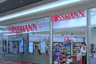 Tak tanio jeszcze nie było! Kultowe perfumy dla ciebie lub na prezent. Rossmann zaskakuje promocjami