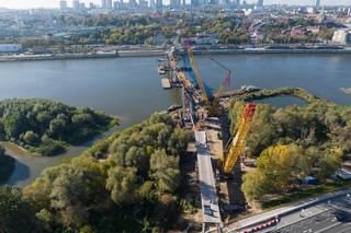 Nowy most pieszo-rowerowy w Warszawie połączył brzegi Wisły. Kiedy zostanie otwarty?