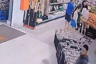 Mąż pracownicy supermarketu uderzył łopatą jej szefa. W sklepie pełno ludzi, wszystko się nagrało!