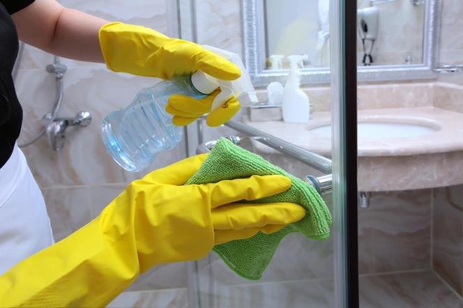 Jak usunąć kamień z kabiny prysznicowej za pomocą nabłyszczacza do zmywarki? 