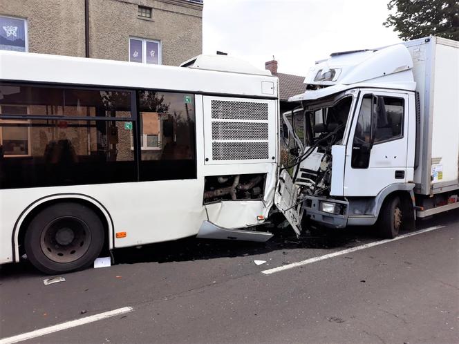 Wypadek w Wieszowej. Sześć osób rannych w zderzeniu ciężarówki z autobusem [ZDJĘCIA]