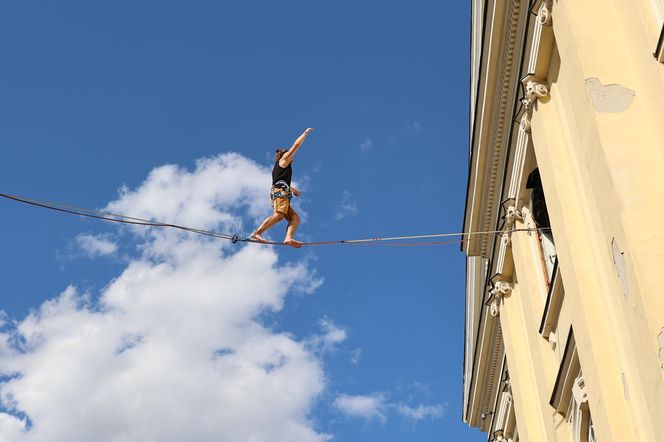 Spacerują po linach nad głowami przechodniów. Trwa Urban Highline Festival