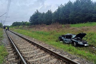 Osiek. Poważny wypadek na przejeździe kolejowym. 60-latek wjechał prosto pod pociąg [ZDJĘCIA].