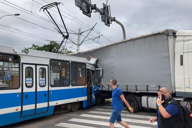 Wypadek tramwaju z TIR-em