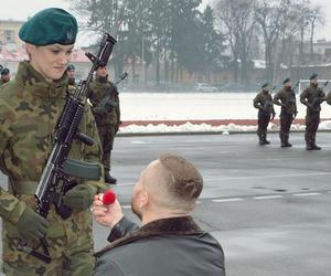 Podczas przysięgi padł przed żołnierką na kolana. Czekał na jedno słowo