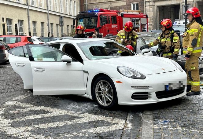 Porsche Panamera w ogniu! Pożar luksusowego auta w centrum Warszawy