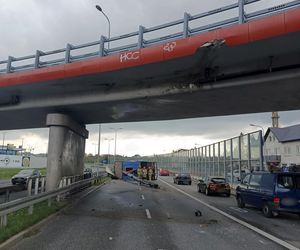 Kielce. Wypadek na ul. Grunwaldzkiej. Ciężarówka przewróciła się po zahaczeniu o wiadukt [ZDJĘCIA].