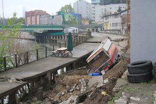 Wrocław: Osunęło się nabrzeże Odry! W zapadlisku utknęły samochody [ZDJĘCIE]