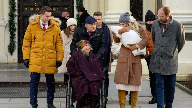 Barwy szczęścia odc. 2274. Teresa (Jolanta Lothe), Fryderyk Struzik (Paweł Nowisz), Staś (Olaf Kaprzyk), Iwona (Izabela Zwierzyńska), Marek (Marcin Perchuć), Wioletka (Aurelia Żarnowiecka)