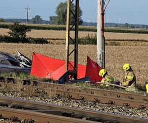 Tragedia na przejeździe kolejowym pod Gnieznem. Nie żyje kierowca osobówki!