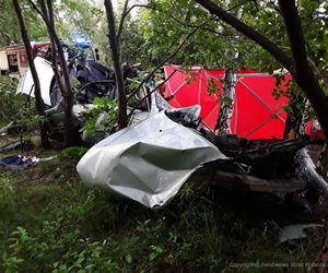 Łódź. Koszmarny wypadek 28-latka na ul. Frezjowej. Z BMW nic nie zostało 
