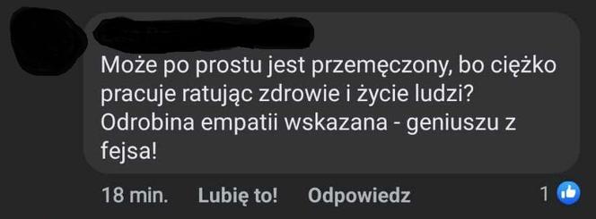 Ktoś udostępnił zdjęcie śpiącego lekarza. Internauci są wściekli. "Trochę empatii"