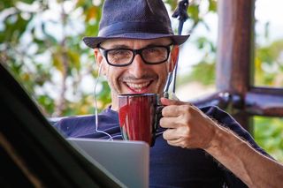 Workation jesienią – połączenie pracy i odpoczynku w Polsce. Dlaczego coraz więcej osób wybiera ten styl?