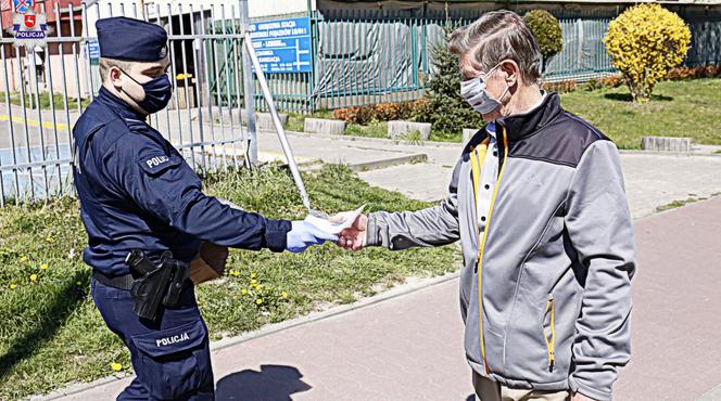 Lublin: Policjanci ROZDAJĄ MASECZKI! Ruszyli pod sklepy i targowiska. „Mamy jeden cel”