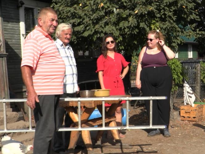 Rolnicy. Podlasie. Zagraniczne studentki zwiedzają gospodarstwo Gienka i Andrzeja z Plutycz