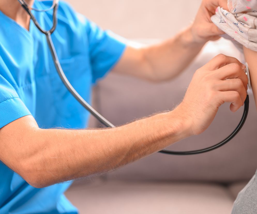 Zapalenie płuc u dzieci może stwierdzić lekarz na podstawie badania osłuchowego