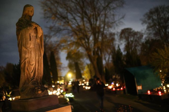  Setki migoczących zniczy. Tak wyglądają polskie cmentarze po zmroku. Zobacz niezwykłe zdjęcia