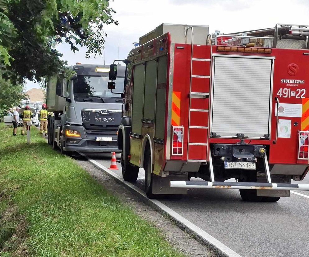 Wypadek w Wielkiej Wsi. Jedna osoba została poszkodowana, autem podróżowało też małe dziecko