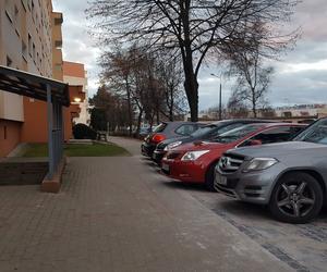 Parkingowy absurd na osiedlu Rejtana w Lesznie 