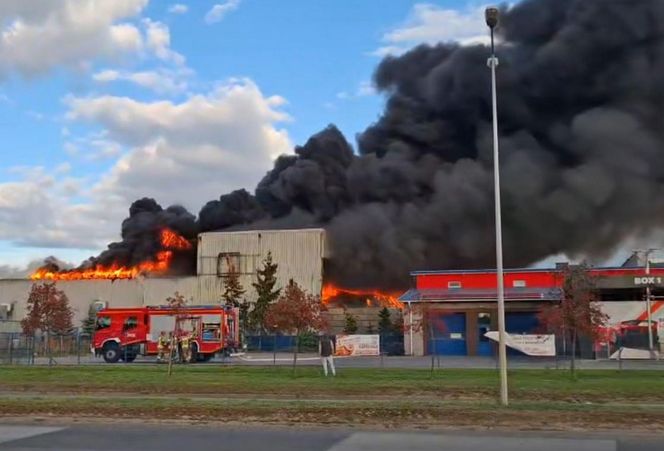 Pożar składowiska odpadów. Płonie też hala. Trwa walka o opanowanie ognia