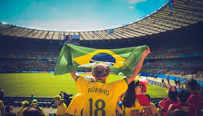 Kibic reprezentacji Brazylii z flagą 