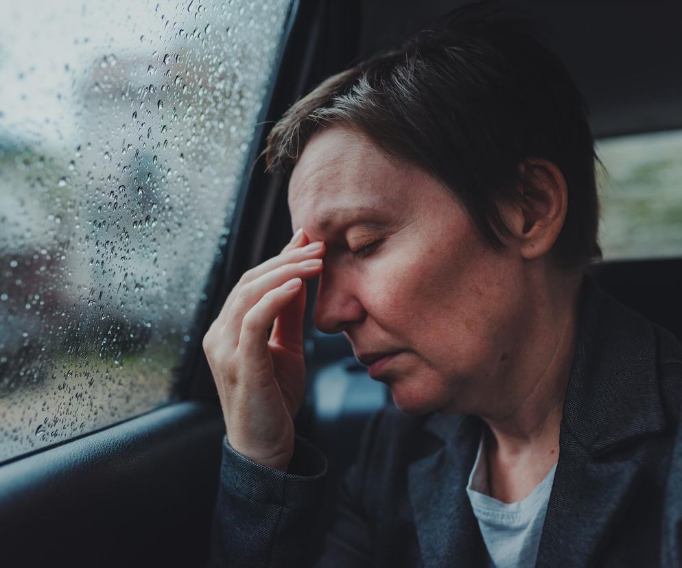 Kolano boli, bo idzie deszcz? Bóle głowy i stawów to dopiero początek problemów przy złej pogodzie 	